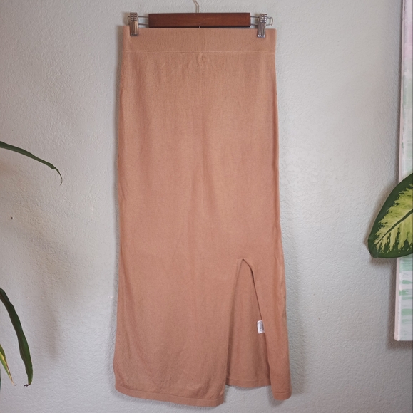 Banana Republic Classic Knit Camel Tan Casual Preppy Midi Skirt  Front Side Slit - Picture 1 of 4